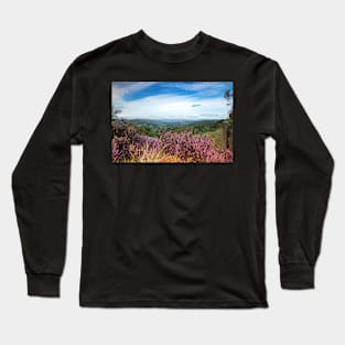 Purple heather overlooking the Hope valley, Derbyshire, UK Long Sleeve T-Shirt